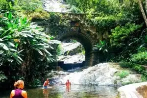 Mergulho em rio após trilha fácil no Parque da Tijuca
