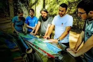 Guia de turismo com grupo em trilha fácil no Parque Nacional da Tijuca