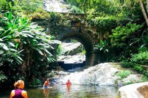 Chapuzón despues de senderismo facil en Selva de Tijuca