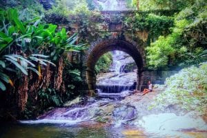 Puente en sendero fácil en Selva de Tijuca