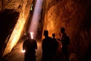 Cueva en sendero en el Parque Nacional de Tijuca